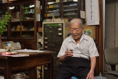 お店でインタビューに答える藤森さん