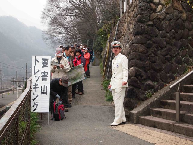 登山客の案内をする根岸さん