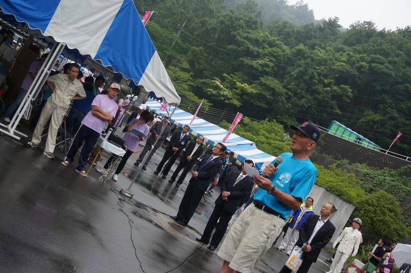 八重山トレイルレースであいさつする小俣さん