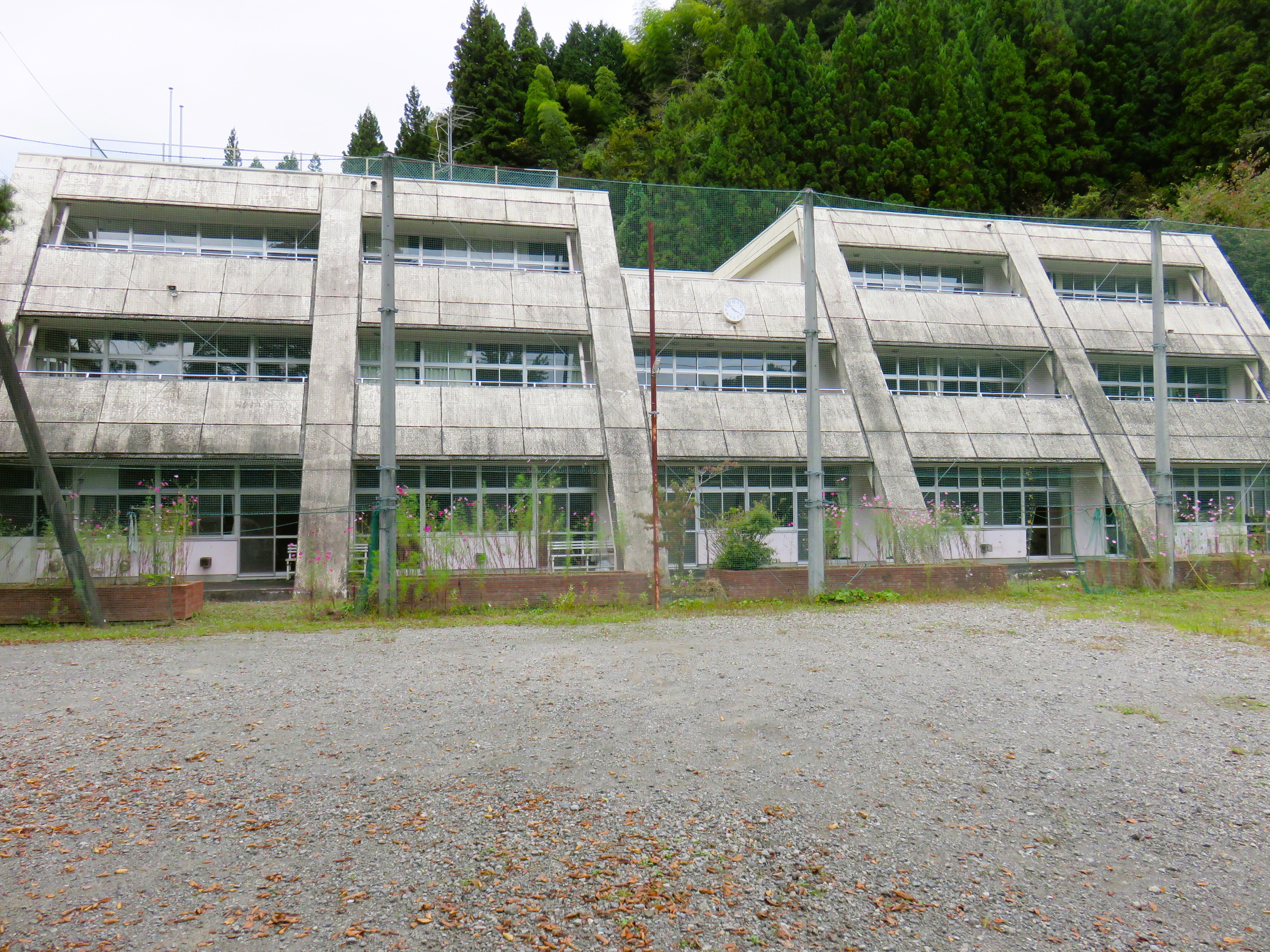 西原小学校校舎外観