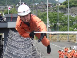 ロープブリッジ渡過　20mロープを渡る訓練