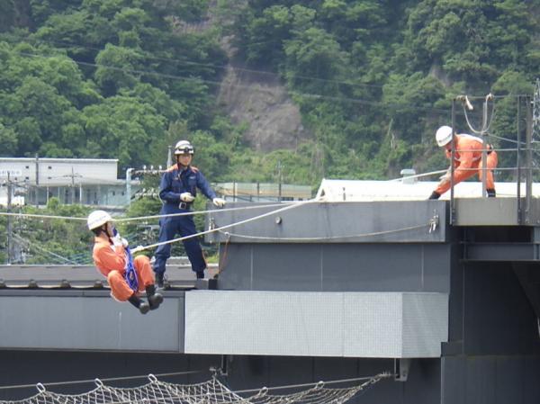 ロープブリッジ救出　要救助者をロープで引き、救助する様子