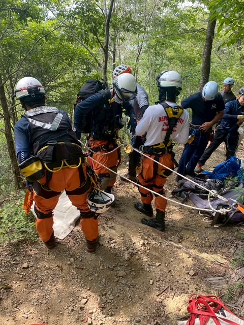 要救助者のもとへ降りていく隊員